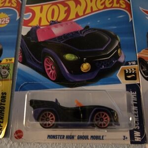Hot Wheels Monster High Ghoul Mobile - Black and Pink